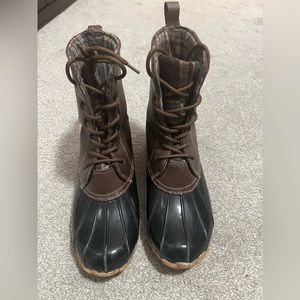 Sporto Duck boots for women.